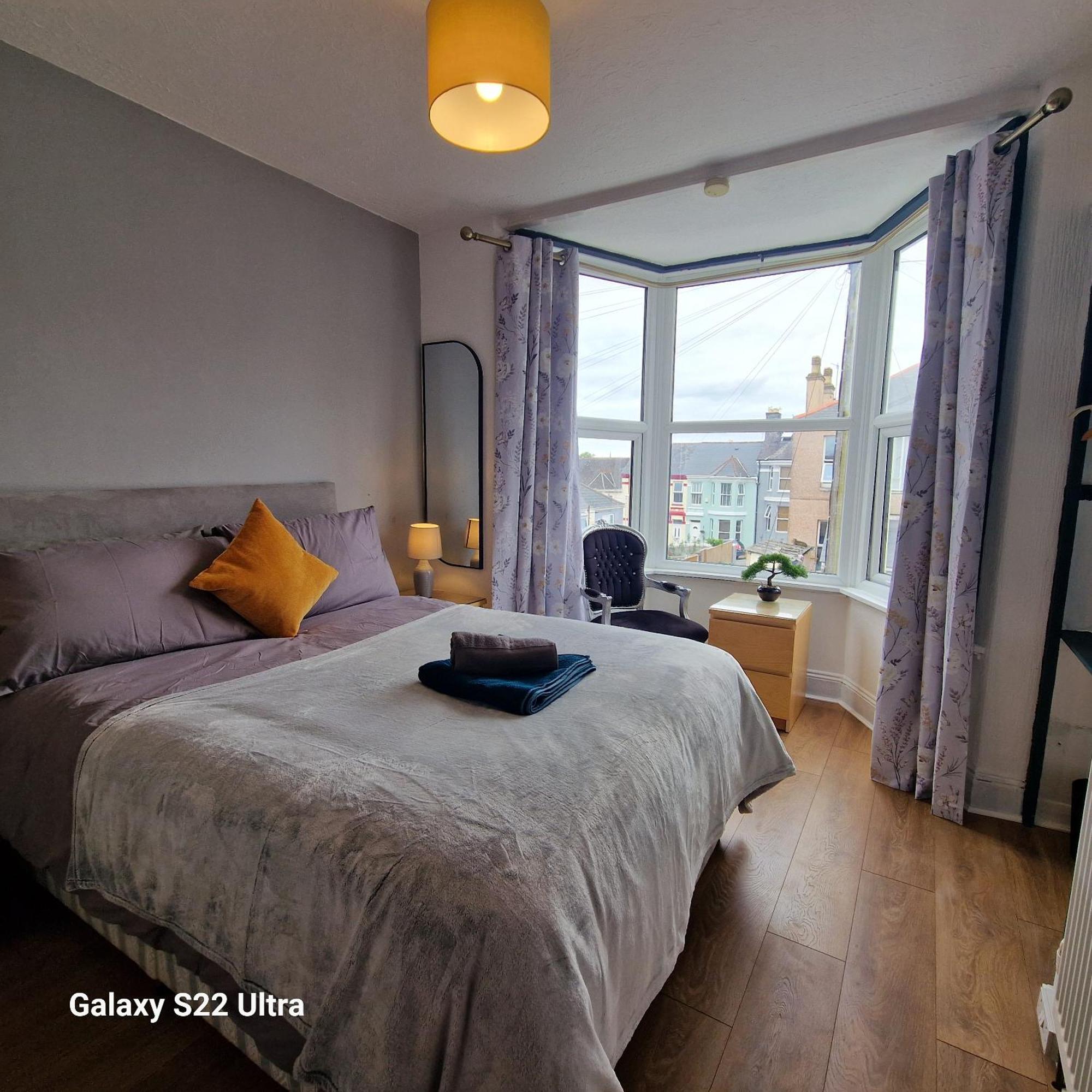 5 Bed Home-free Parking - Close To Centre *